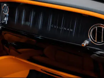 Rolls-Royce Cullinan Black Badge - LIVRARE RAPIDA!