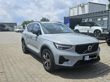 Volvo XC40 Plus Dark B3 Petrol AT7 FWD