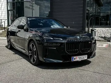 BMW M760e xDrive Executive Lounge Rear TV Massage Sky Lounge