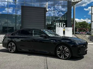 BMW M760e xDrive Executive Lounge Rear TV Massage Sky Lounge