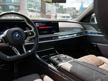 BMW M760e xDrive Executive Lounge Rear TV Massage Sky Lounge