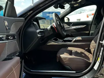 BMW M760e xDrive Executive Lounge Rear TV Massage Sky Lounge