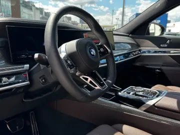 BMW M760e xDrive Executive Lounge Rear TV Massage Sky Lounge