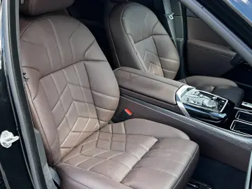 BMW M760e xDrive Executive Lounge Rear TV Massage Sky Lounge
