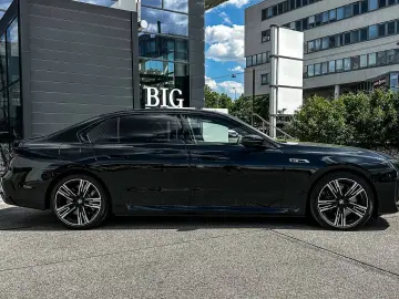 BMW M760e xDrive Executive Lounge Rear TV Massage Sky Lounge