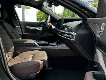 BMW M760e xDrive Executive Lounge Rear TV Massage Sky Lounge