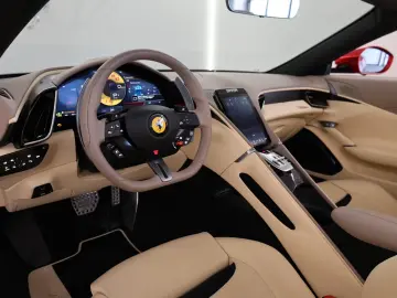 Ferrari Roma Spider   Rosso Magma