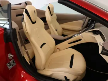 Ferrari Roma Spider   Rosso Magma