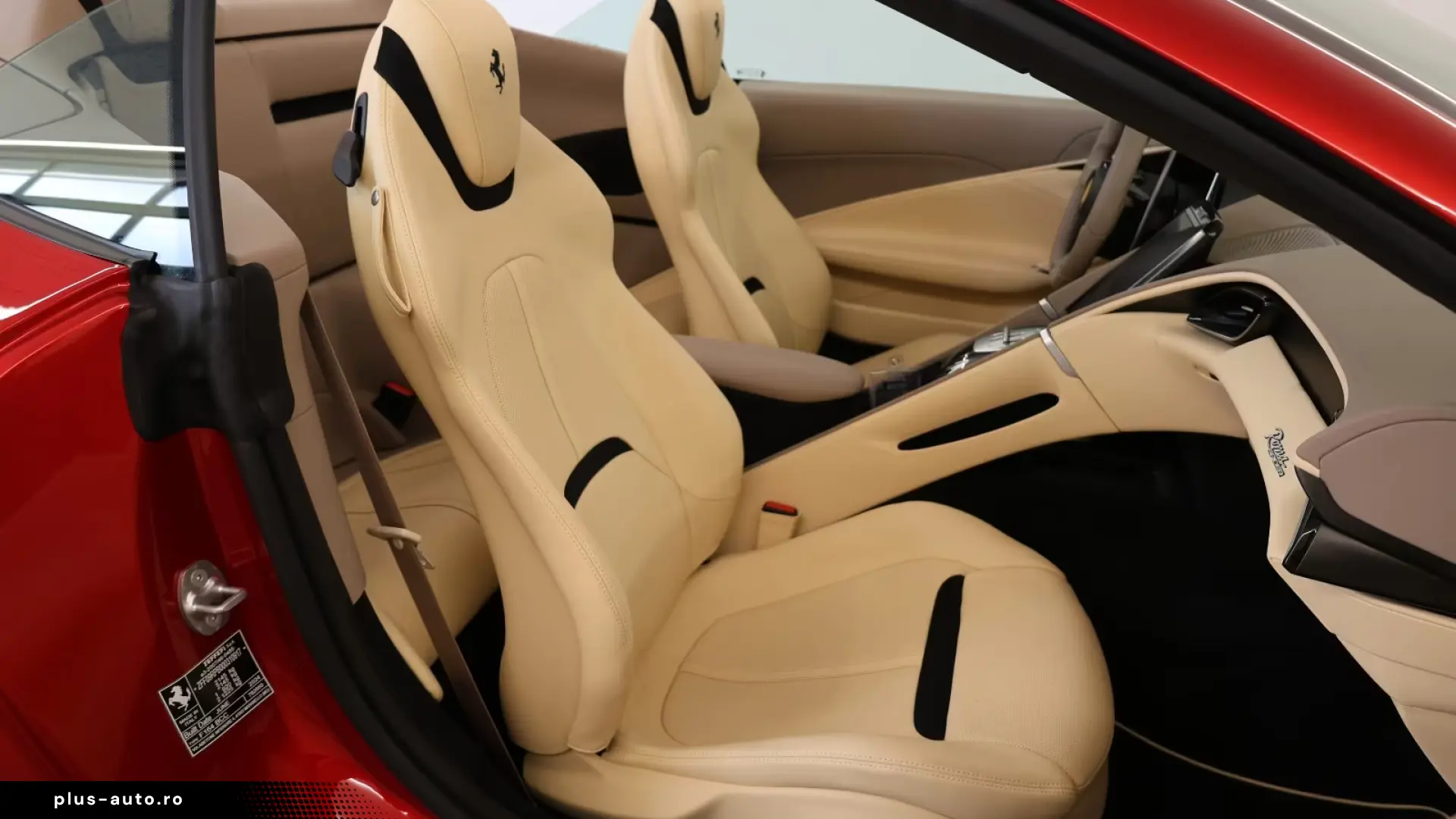 Ferrari Roma Spider   Rosso Magma