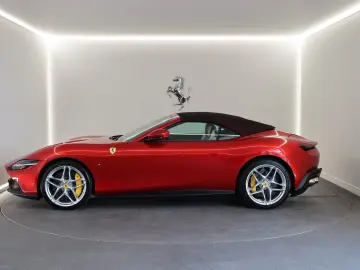 Ferrari Roma Spider   Rosso Magma