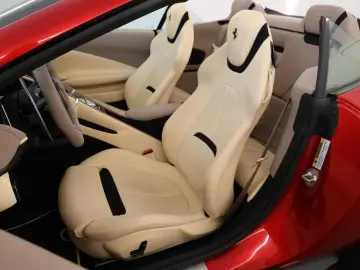 Ferrari Roma Spider   Rosso Magma
