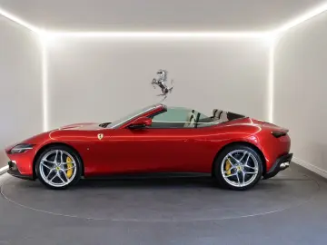 Ferrari Roma Spider   Rosso Magma