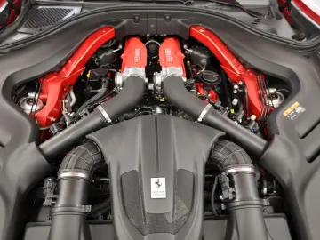 Ferrari Roma Spider   Rosso Magma