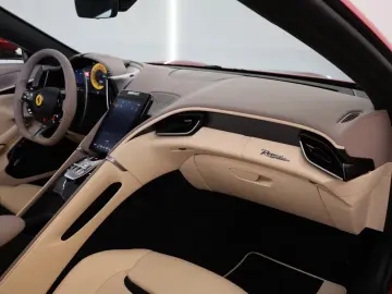Ferrari Roma Spider   Rosso Magma