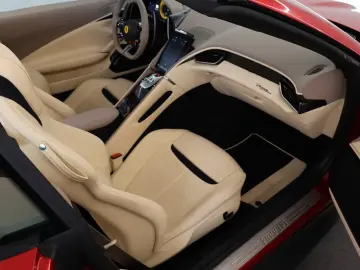 Ferrari Roma Spider   Rosso Magma