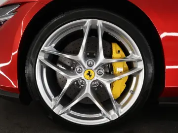 Ferrari Roma Spider   Rosso Magma