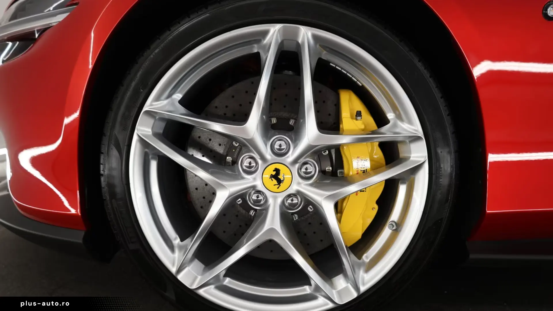 Ferrari Roma Spider   Rosso Magma