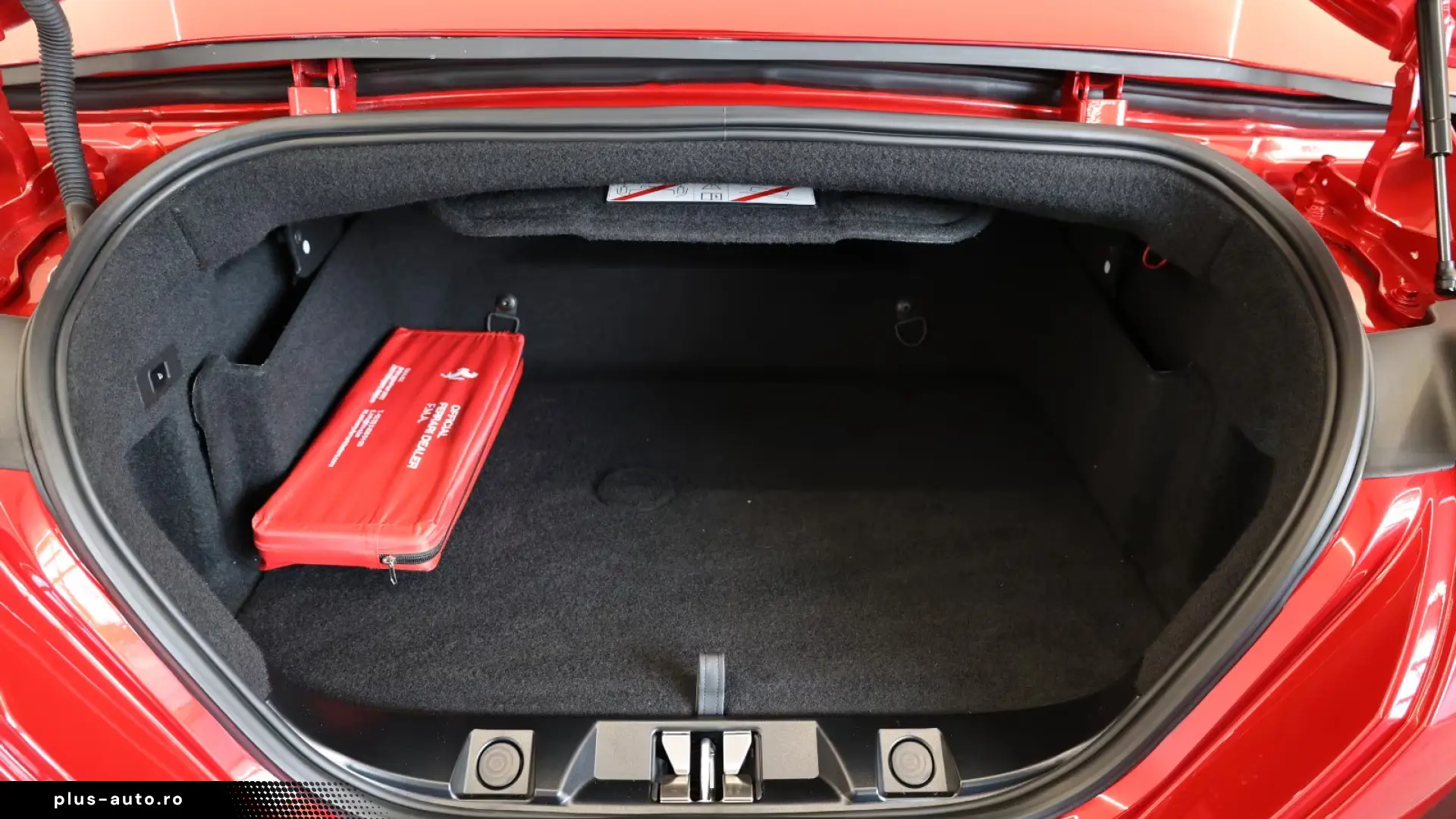Ferrari Roma Spider   Rosso Magma