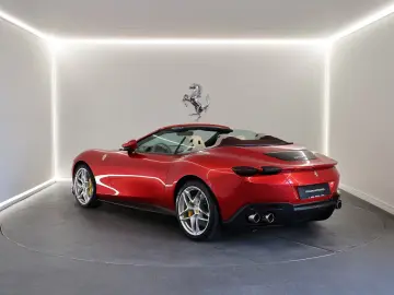 Ferrari Roma Spider   Rosso Magma