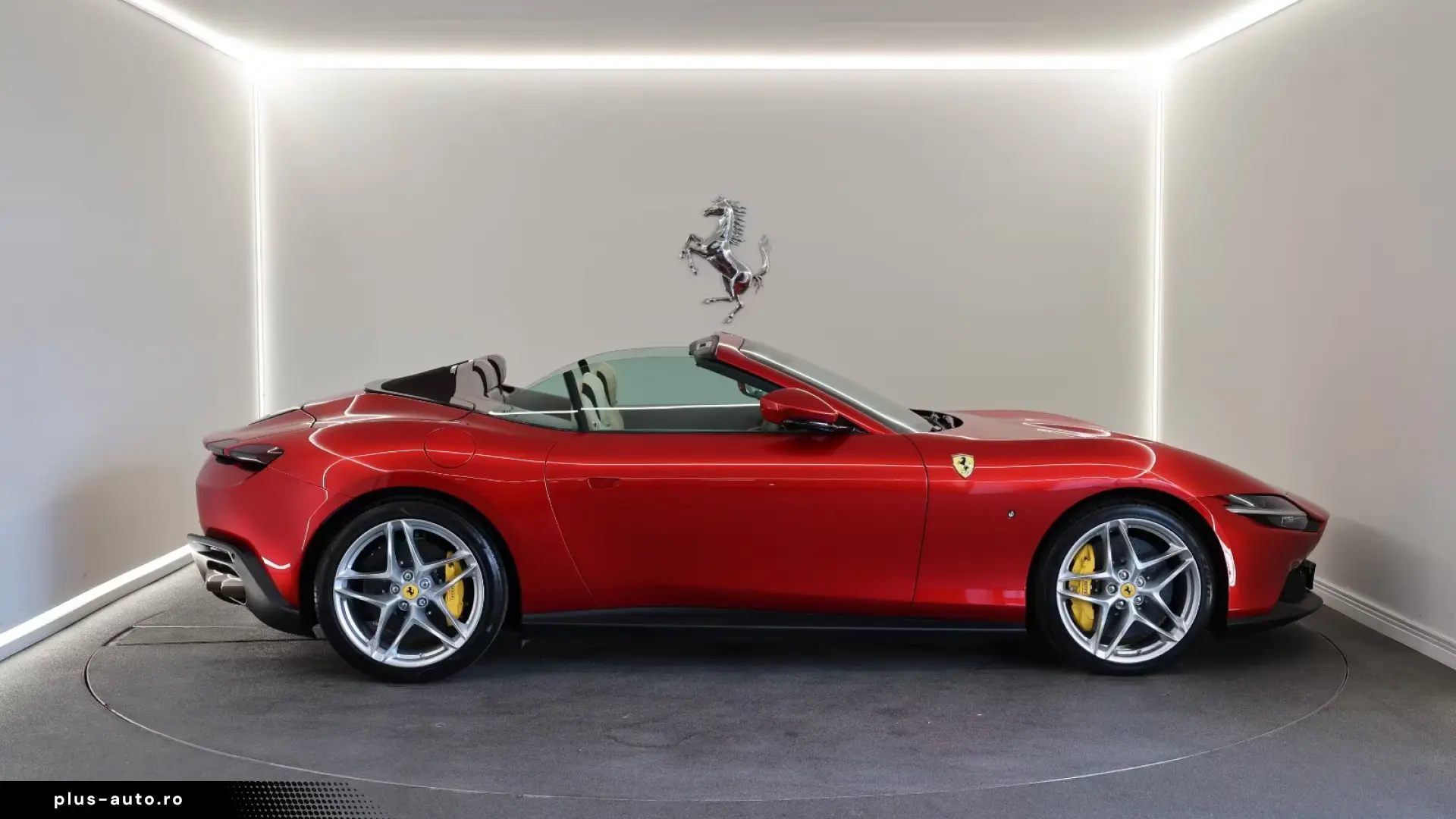 Ferrari Roma Spider   Rosso Magma