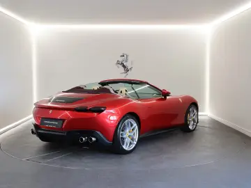 Ferrari Roma Spider   Rosso Magma
