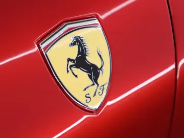 Ferrari Roma Spider   Rosso Magma