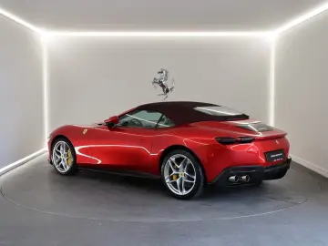 Ferrari Roma Spider   Rosso Magma