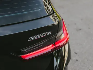 BMW 320E xDrive Touring H&K AmbientLights Panoramic