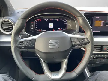 SEAT Arona 1 0 TSI FR NAVI LED Sitzheizung vo. u.v.m.