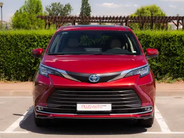 Toyota Sienna Hybrid XLE FWD 7 LOCURI