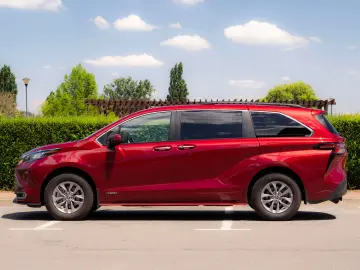 Toyota Sienna Hybrid XLE FWD 7 LOCURI