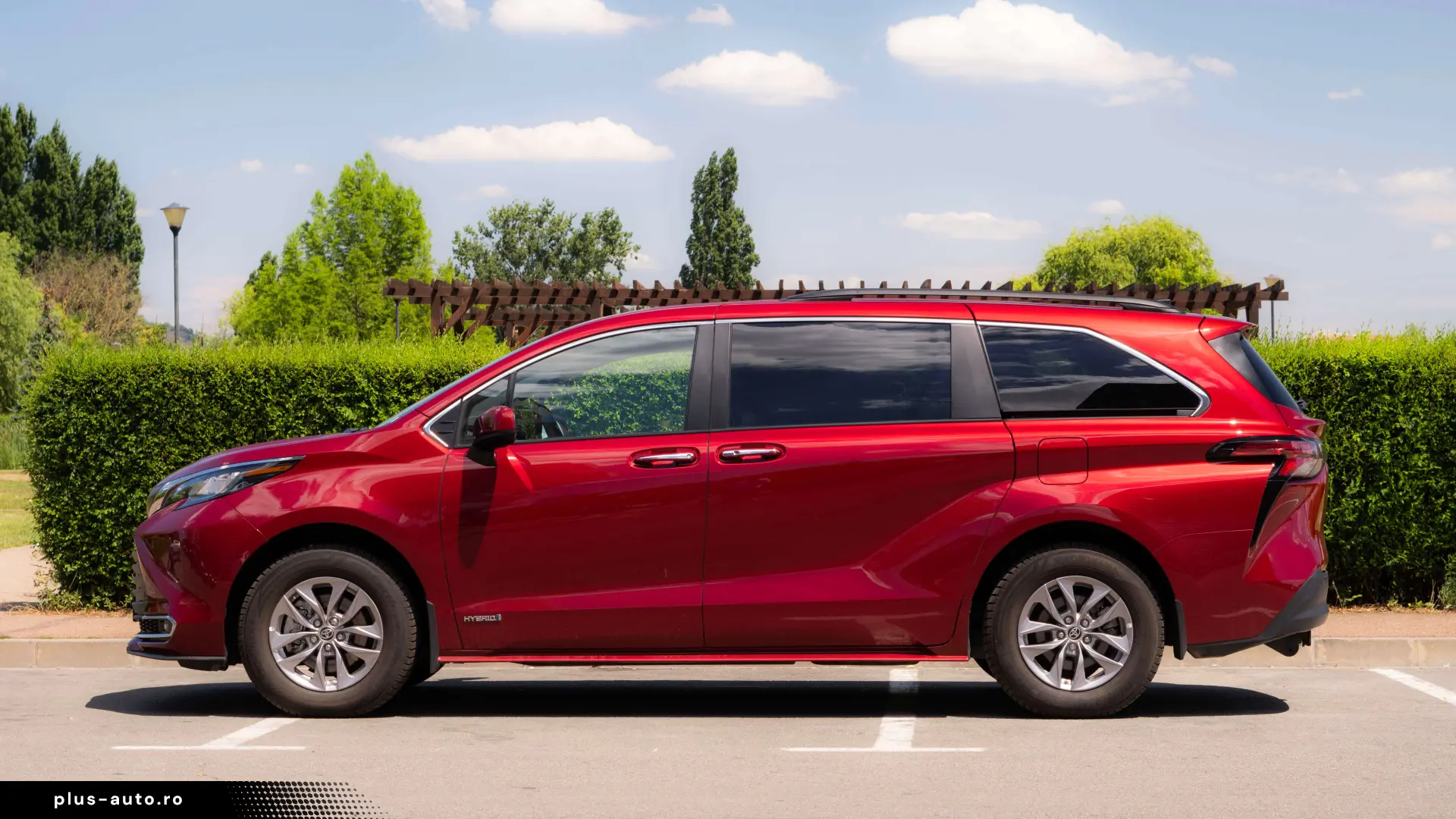 Toyota Sienna Hybrid XLE FWD 7 LOCURI