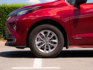 Toyota Sienna Hybrid XLE FWD 7 LOCURI
