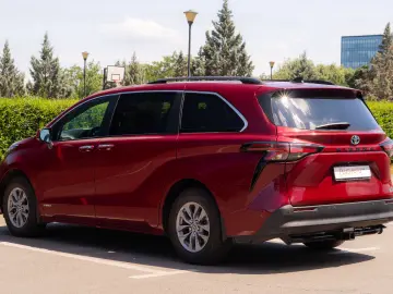 Toyota Sienna Hybrid XLE FWD 7 LOCURI