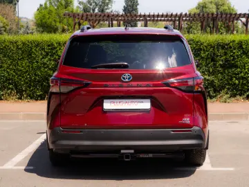 Toyota Sienna Hybrid XLE FWD 7 LOCURI