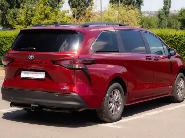 Toyota Sienna Hybrid XLE FWD 7 LOCURI