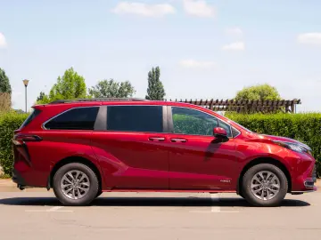 Toyota Sienna Hybrid XLE FWD 7 LOCURI