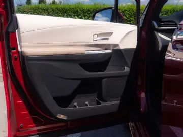 Toyota Sienna Hybrid XLE FWD 7 LOCURI