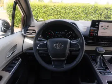 Toyota Sienna Hybrid XLE FWD 7 LOCURI