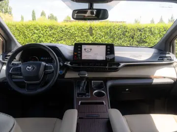 Toyota Sienna Hybrid XLE FWD 7 LOCURI