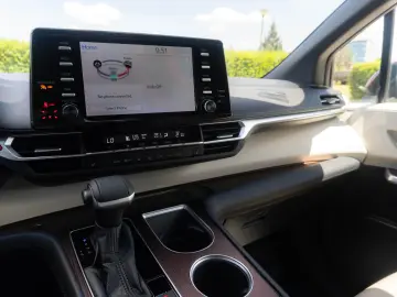 Toyota Sienna Hybrid XLE FWD 7 LOCURI