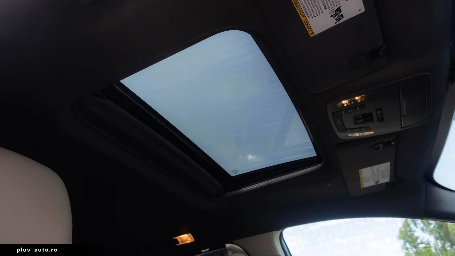 Toyota Sienna Hybrid XLE FWD 7 LOCURI