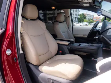 Toyota Sienna Hybrid XLE FWD 7 LOCURI
