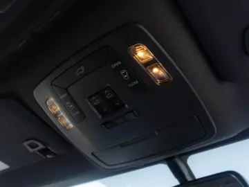 Toyota Sienna Hybrid XLE FWD 7 LOCURI