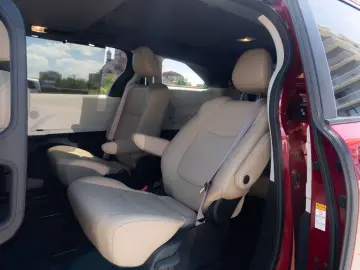 Toyota Sienna Hybrid XLE FWD 7 LOCURI
