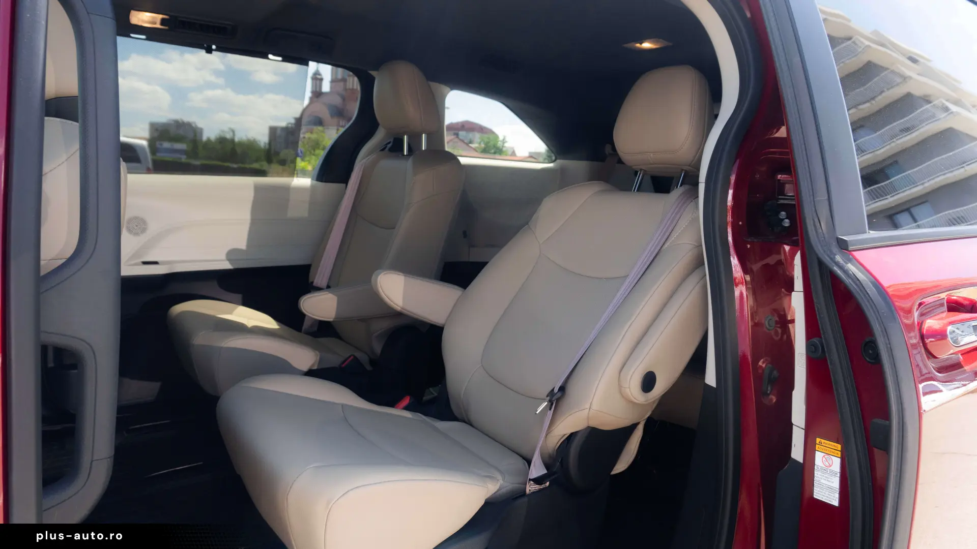 Toyota Sienna Hybrid XLE FWD 7 LOCURI