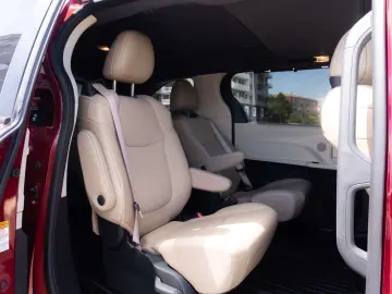 Toyota Sienna Hybrid XLE FWD 7 LOCURI