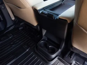 Toyota Sienna Hybrid XLE FWD 7 LOCURI
