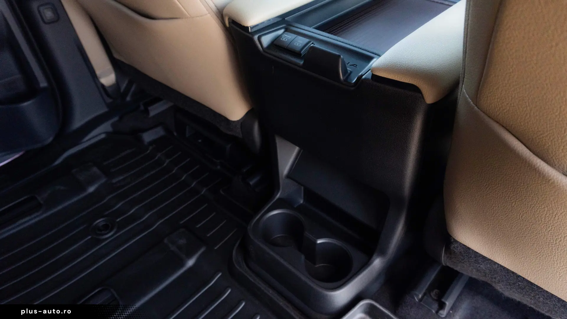 Toyota Sienna Hybrid XLE FWD 7 LOCURI