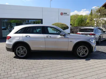MERCEDES-BENZ GLC 300 de 4M AMG-KeylessGo-Distronic-Kamera